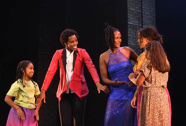 "Wüstenblume" Waris Darie (in blau) mit ihren Darstellerinnen Kerry Jean (rot) und Naomi Simmonds (gelb) @ Premiere Wüstenblume im Deutschen Theater (©Foto:Ingrid Grossmann)